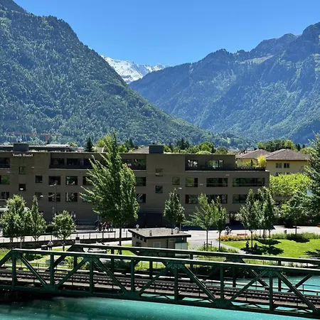 River-kissed Retreat With Iconic Jungfraujoch View אינטרלאקן